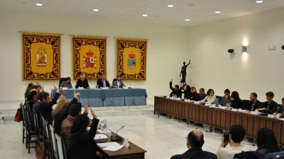 El pleno de Estepona aprueba nombrar a Javier Rojo como Hijo Adoptivo de Estepona