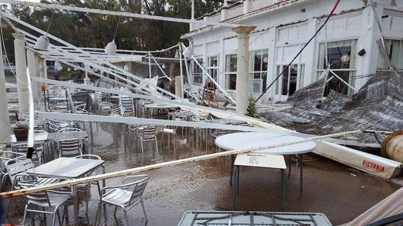 «Una ola me ha pasado por encima del coche y se ha parado»