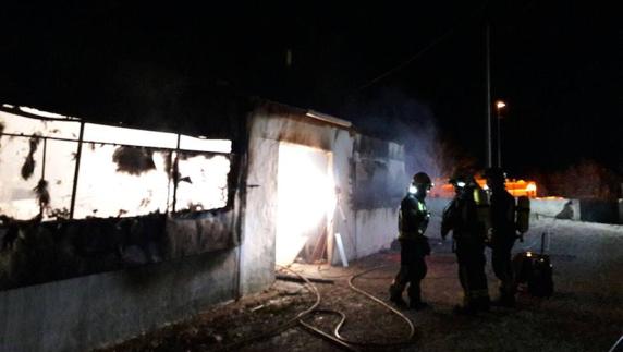 Arde una nave de carpintería y mueren tres perros en Arriate