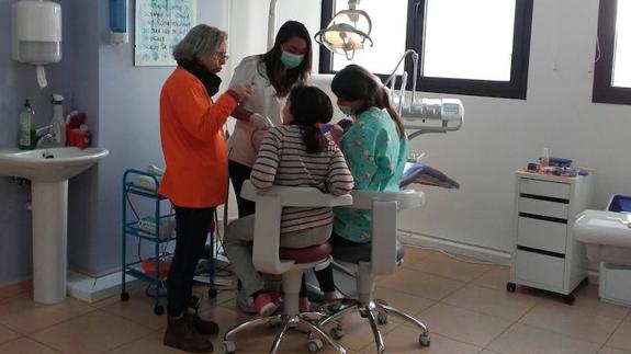 Una clínica solidaria de Fuengirola busca odontólogos y auxiliares voluntarios para personas sin recursos