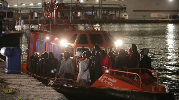 Llegan al puerto de Málaga 155 inmigrantes rescatados en tres pateras en el Mar de Alborán