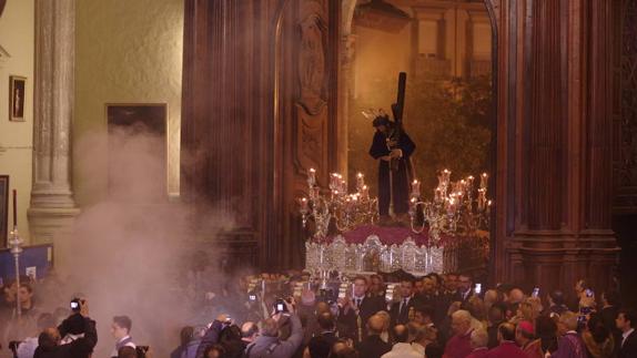 El Nazareno del Perdón entra en la Catedral y hace historia pese a la lluvia