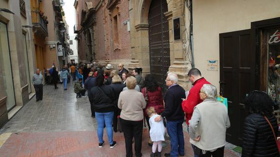 ¿Por qué se depositan tres monedas a Jesús de Medinaceli?