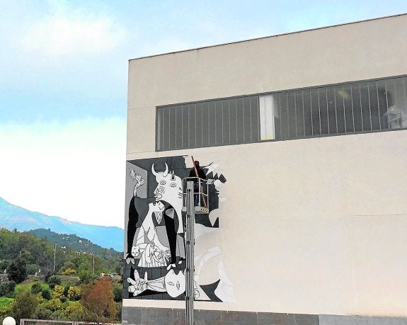 Estepona combina a Don Quijote y el 'Guernica' en uno de sus murales