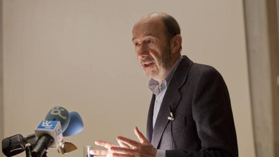 Rubalcaba: «Hay políticos que hablan todo el tiempo y son una auténtica peste»