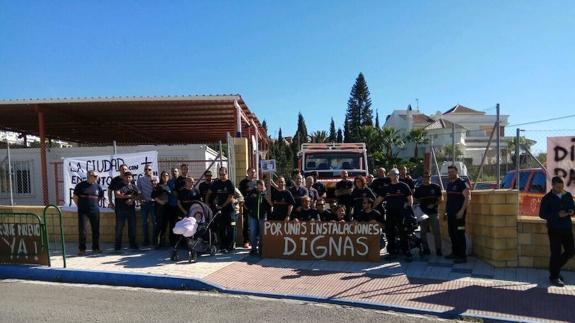 Bomberos protestan por el retraso en la apertura del nuevo parque de Nerja