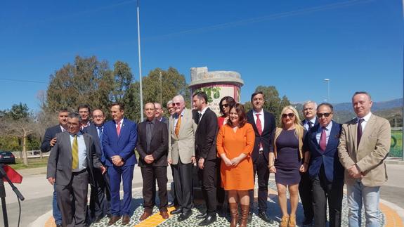 Algarrobo rinde homenaje al creador de La Mayora e impulsor del cultivo de la fresa y del tropical en Andalucía
