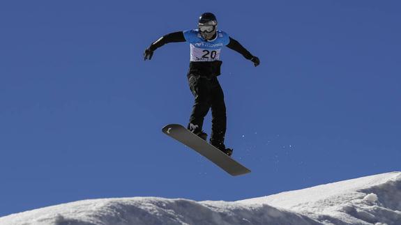 Regino Hernández destaca en su estreno en el Mundial y luchará por las medallas