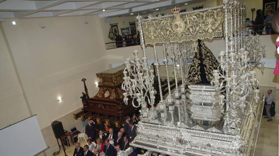 El Sepulcro renueva el monumental trono de la Virgen de la Soledad