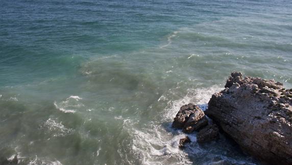 La rotura de un emisario submarino llena de aguas residuales las playas de Nerja