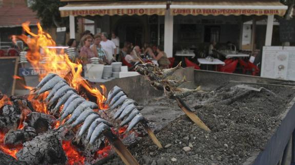 Una asociación de Marbella recaba apoyos para que la Unesco declare el espeto de sardinas Patrimonio Cultural