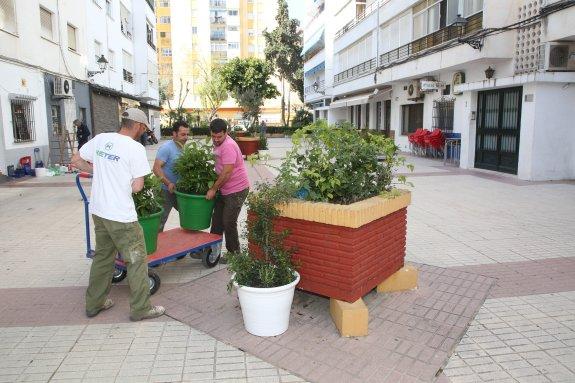 Un plan de embellecimiento lleva a las calles de San Pedro 355 macetas de estilo andaluz