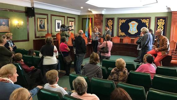 Un centenar de vecinos protestan en Nerja contra el impuesto de sucesiones