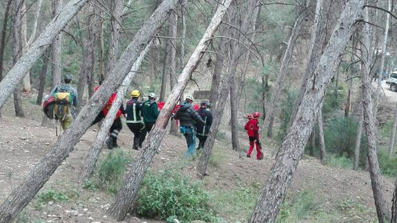 Rescatan a un escalador después de caer desde ocho metros de altura