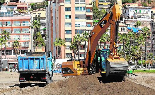 Costas utiliza arena aportada por el temporal para regenerar La Caleta y La Malagueta
