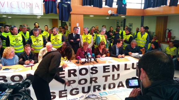 La oposición municipal exige al alcalde que «se siente ya» con los bomberos