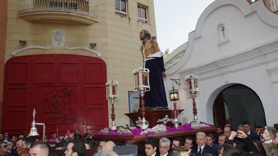 Los primeros nazarenos del año recorren el barrio de la Trinidad en Málaga