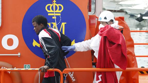 Salvamento Marítimo rescata los cadáveres de tres subsaharianos en el mar cerca de Algeciras