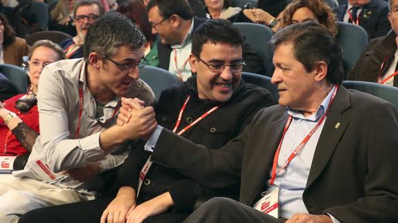 El PSOE cierra a la greña su «periodo de reflexión»