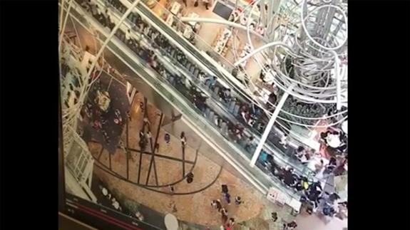 Una cámara graba el aterrador momento en el que decenas de personas caen de golpe en una escalera mecánica de Hong Kong