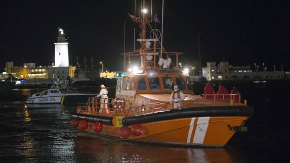 Buscan una patera con 52 inmigrantes frente a la costa de Málaga