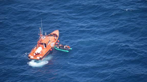 Rescatan a 52 personas que viajaban a bordo de una patera en el mar de Alborán