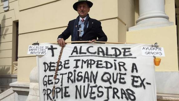 Un rosario, una cruz y una pancarta: Antonio Cortés, erre que erre con la plusvalía