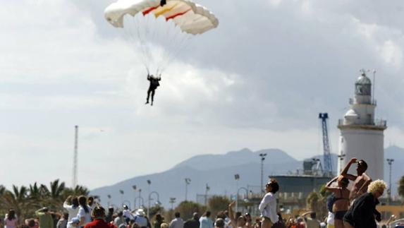 La Brigada Paracaidista realizará una exhibición de saltos el Miércoles Santo