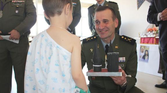 La Brigada Paracaidista realiza su tradicional visita a los menores ingresados en el Materno Infantil de Málaga