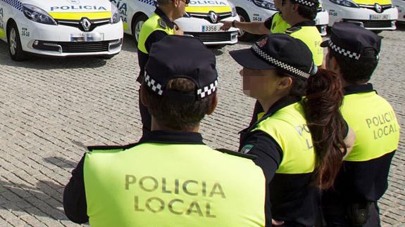 La pillan sin carné en un coche sin seguro ni ITV y con ropa robada en Málaga
