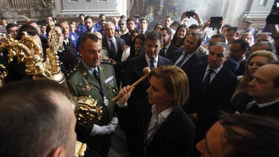 Los ministros Catalá y Cospedal viven las procesiones de Málaga a pie de trono