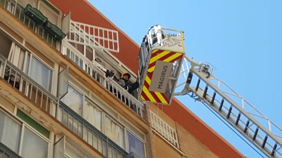 Un aparatoso incendio en una última planta en Málaga capital obliga a rescatar a los vecinos con autoescala