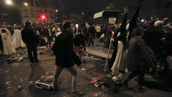 Todos los vídeos de las estampidas durante la madrugá de Sevilla 2017