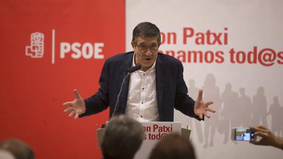 Patxi López se presenta ante militantes en Málaga como el único capaz de unir al PSOE