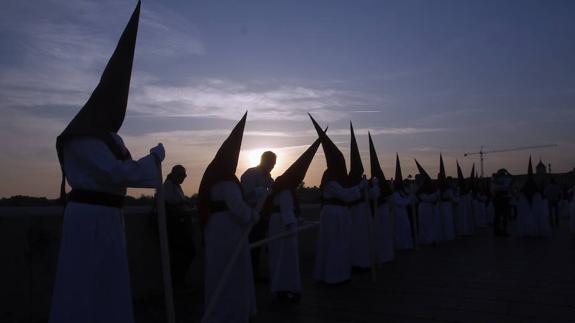 Una hermandad de Córdoba tomará medidas contra una nazarena por besarse con otra chica y hacerse 'selfies' durante la procesión