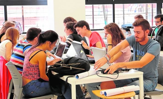 Estudiantes de Arquitectura diseñan un centro de acogida para refugiados en el puerto
