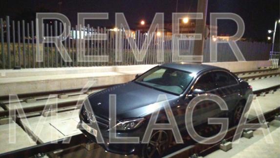 El conductor de un Mercedes circula por las vías del metro en Teatinos