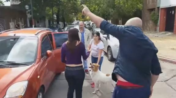 Increpan a los dueños de un perro tras abandonarlo en la calle