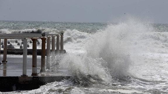 Un nuevo temporal afecta a las playas a un mes del inicio de la temporada de verano en Málaga