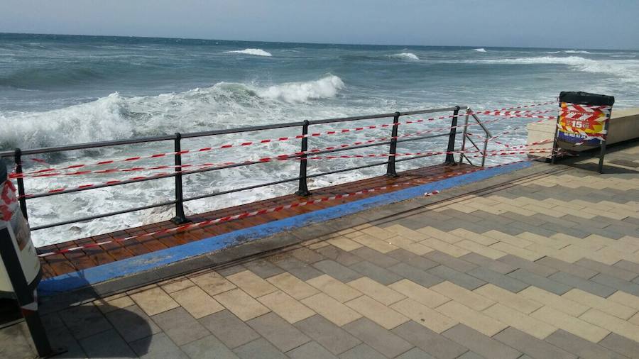 El temporal de levante arrasa cien metros de la playa de Ferrara a pesar de contar con un espigón