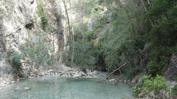 Rescatado un excursionista de 58 años tras caer por un barranco en el río Chíllar