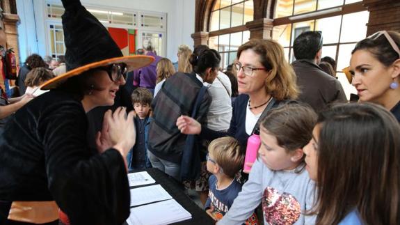 Las familias llenan las primeras horas de la Noche de los Libros con Harry Potter