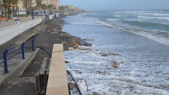 Las olas engullen playas y paseos marítimos de costa a costa en la provincia de Málaga