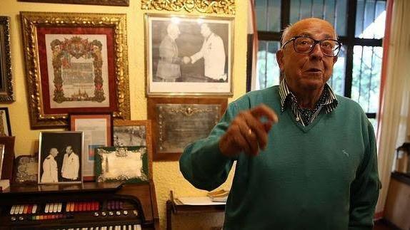 Piden anular la retirada de la medalla de oro de Sevilla a Utrera Molina