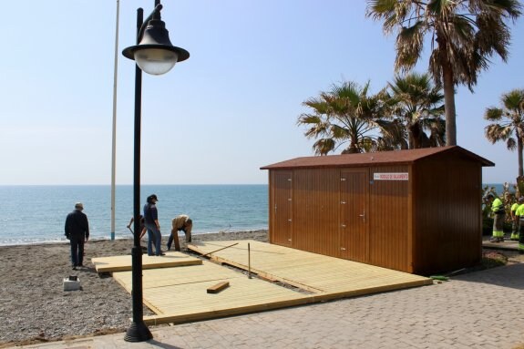Estepona comienza la instalación de los nuevos módulos de playa y salvamento