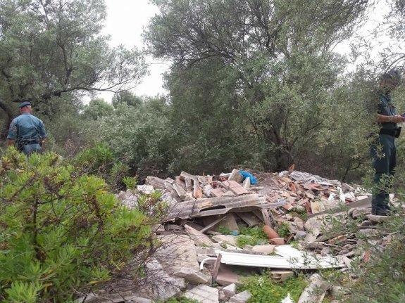 El Seprona investiga el vertido de basura, escombros y amianto en una zona verde de Torremolinos