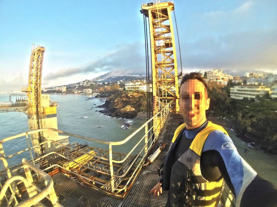 Un hombre escala la plataforma encallada en Benalmádena