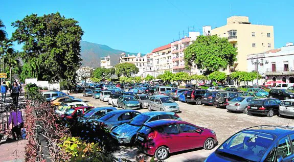 El Ayuntamiento de Estepona asfaltará los terrenos del bulevar que se usan para aparcar