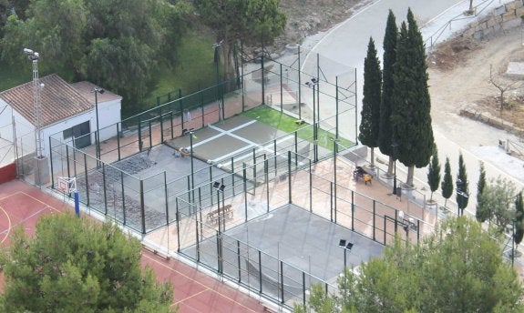 El PSOE de Casares califica de «chapuza» las pistas de pádel