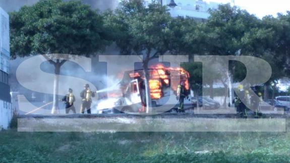 Investigan el hallazgo de un cadáver tras sofocar un incendio en una autocaravana en Torremolinos